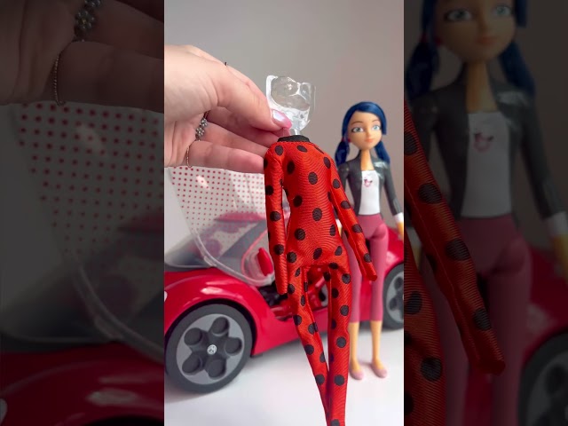 Vídeo relacionado con Bandai Miraculous P50377 P50377 - Juego de 2 muñecos de marinete y Adrien (Juego de 26 cm)