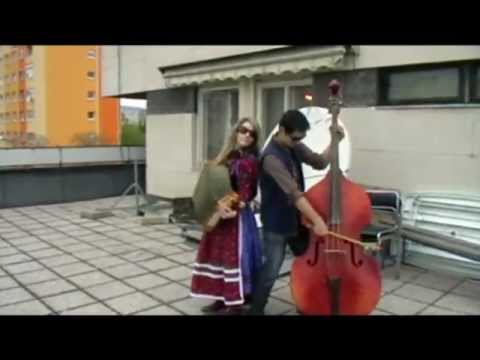 Áll a hadihajó a tengernek közepén...