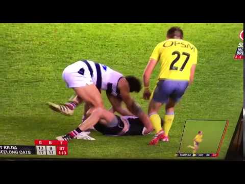 フットボールの試合でまさかの寝技のバトルｗｗｗ