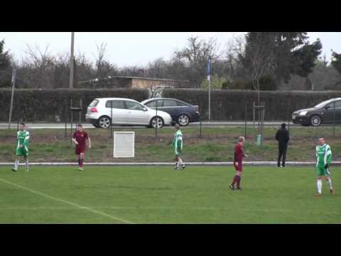 Wkopanie piłki na boisko przez kierowcę z drogi wojewódzkiej 307