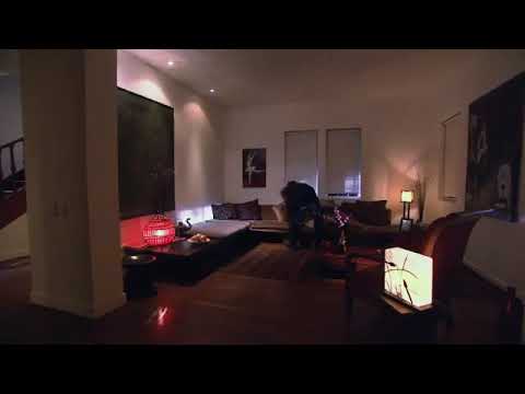 Emilio lleva a Antonia a su casa después del Cóctel y ella lo besa - el secretario