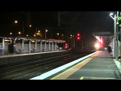 G522-XR553 late night grain train at Sunbury