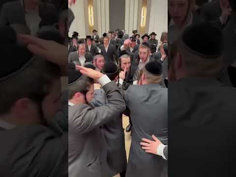 WHEN THE BEAT DROPS, THE CROWD HOPS🕺🏾🔥#jewish #dance #dj #edm #shorts