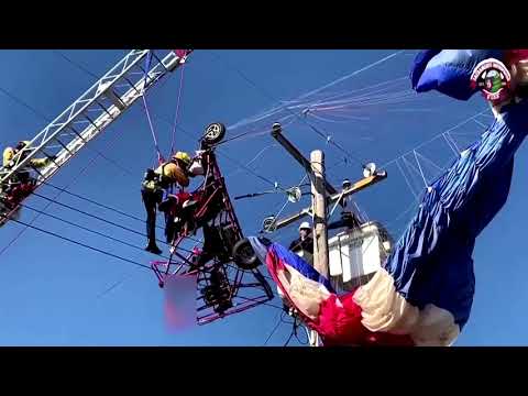 パラグライダーのサンタクロースが送電線に飛び込む (Paragliding Santa Claus flies into power lines)
