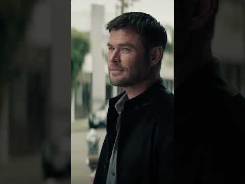 Chris Hemsworth is Mike Davis in Crime 101