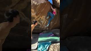 Video thumbnail of Roger in a Bathtub, V7. Hueco Tanks