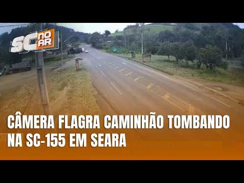 Imagens revelam momento em que caminhão tomba na SC-155, em Seara
