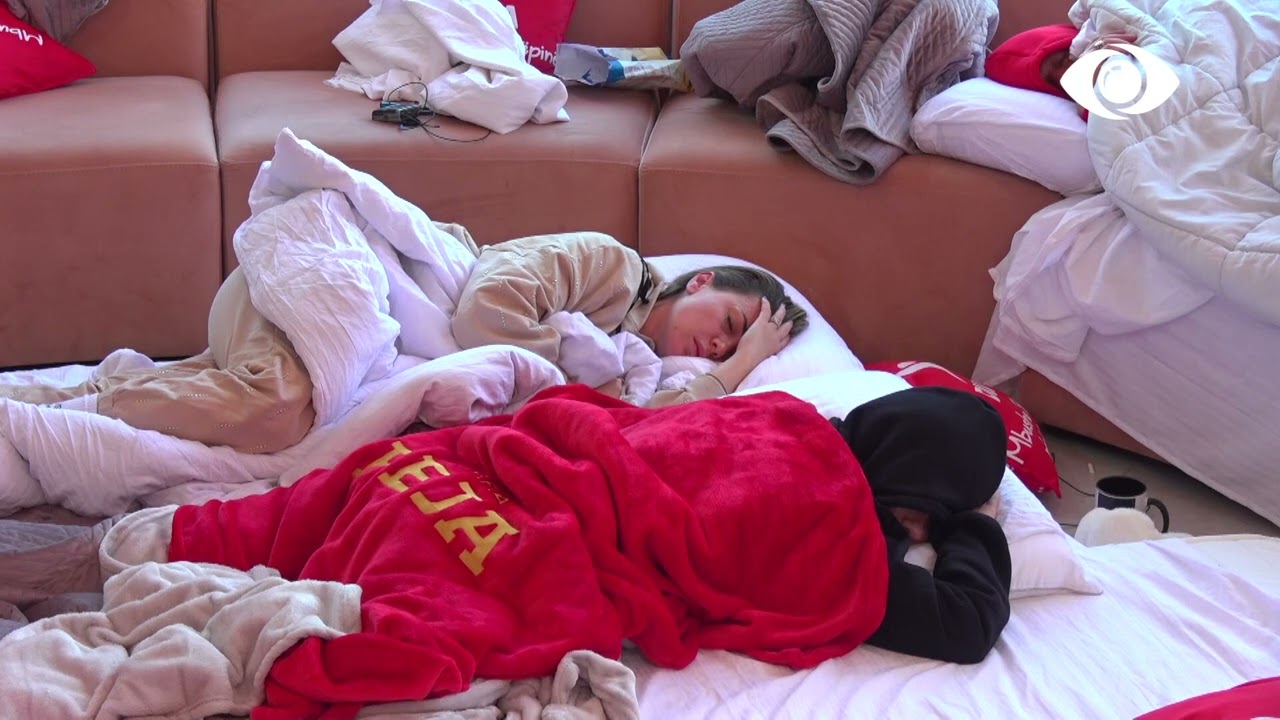 Bie gongu, disa banorë vazhdojnë të flenë në oborr