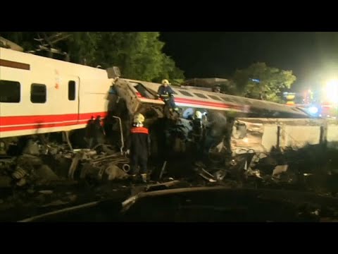 Túlélőket keresnek a roncsok között Tajvanon