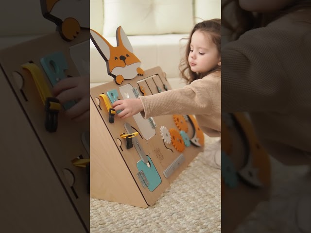 Vídeo relacionado con Tablero de Actividades Sensoriales Montessori con Volante Simulado y Interruptores de Luces LED - Tablero de Circuito de Madera para Niños Pequeños - Juguete de Viaje Perfecto y Regalo
