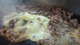 Panino esplosivo con carne di cavallo e formaggio (street food in Sicilia)