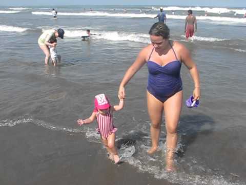 LUCIANA FELIZ EN LA PLAYA