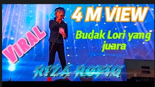 Download lagu Dia lewat sebab naik lori... TAPI DIA JUARA (Adik Riza Rofiq) -- MADAH BERHELAH mp3