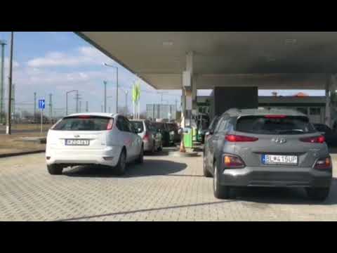 Dlhý rad sa tvoril na prihraničnej pumpe v Maďarsku