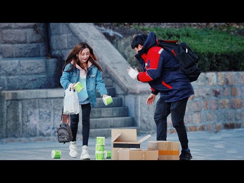 當手受傷的快遞小哥遇到困難...