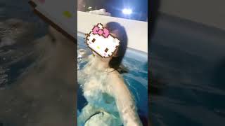 恥ずかしいからプールで楽しんでいる顔をキティで隠しちゃう！