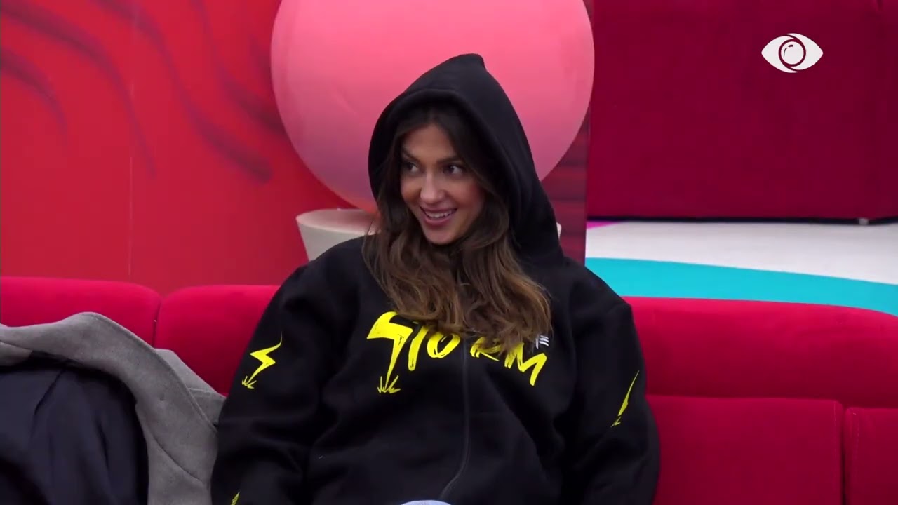 Banorët pozojnë së bashku me hoodie-t e “Storm”