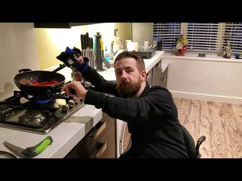 Gareth makes a Meatball and Butterbean Stew