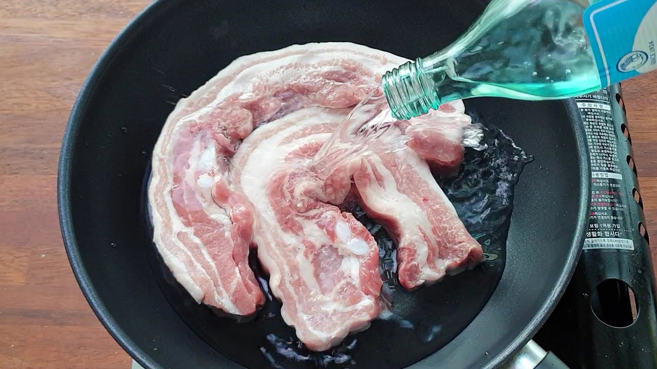 삼겹살에 소주 한 병을 부으니 순식간에 맛있는 음식으로 변합니다! 많이 배우네요 욕심이 나는 요리입니다