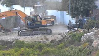 الخليل-هدم مصنع البان الرحمه التابع للجمعيه الخيريه الاسلاميه لرعاية الايتام صباح اليوم٢-٩