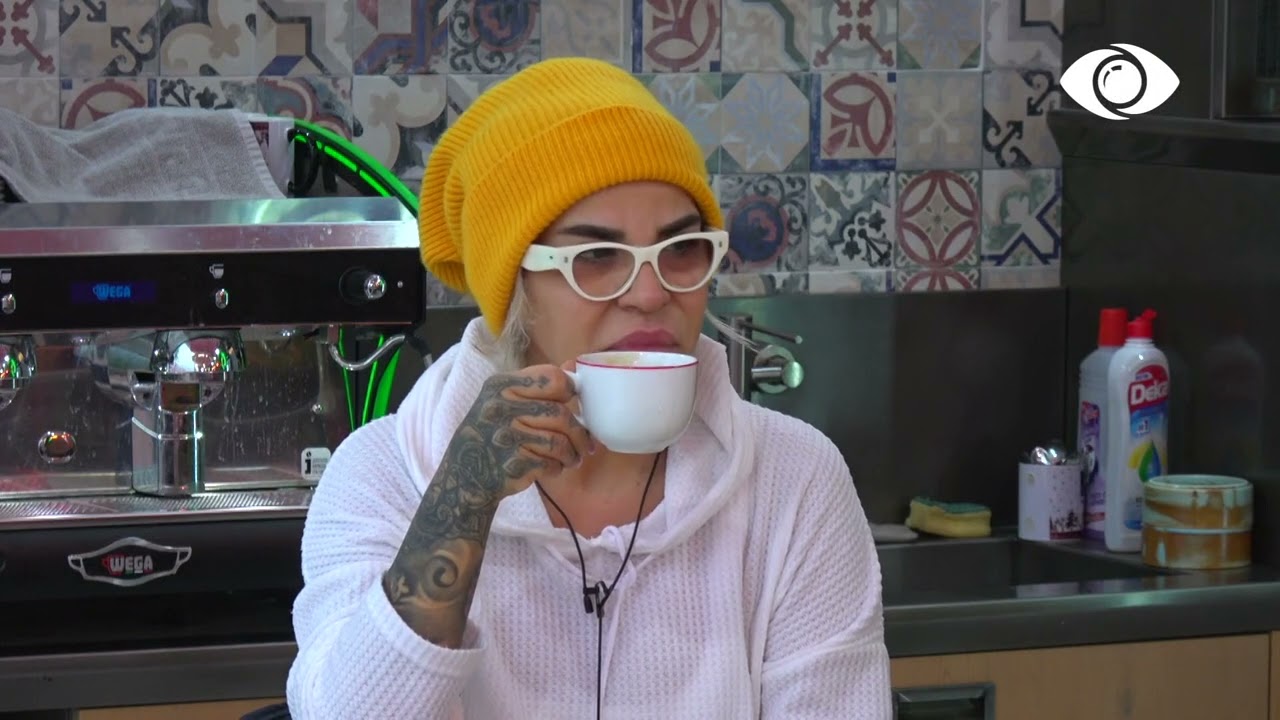 Një këngë tironse për mëngjes, Valbona Mema këndon teksa pi kafen