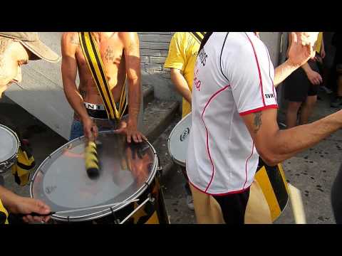 "Hinchada de Peñarol... 22/01/2014" Barra: Barra Amsterdam &bull; Club: Peñarol