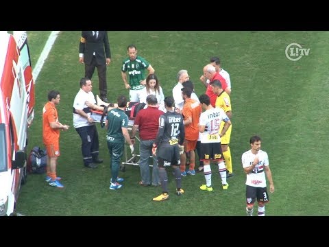 Lucas Pratto cai desacordado após choque e é retirado de ambulância do Allianz Parque