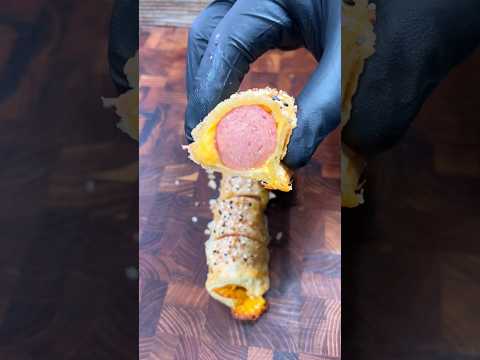 Cheesy Pigs in a Blanket Perfect party food #easyrecipe #fingerfood #partyfood #appetizer