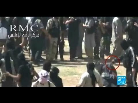 إعدام علويين في ساحة الرقة على أيدي عناصر الدولة الإسلامية في العراق والشام