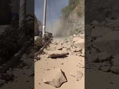 Durante el sismo, vehiculo, estuvo apunto de quedarse bajo escombros en San Pedro La Laguna, Solola.