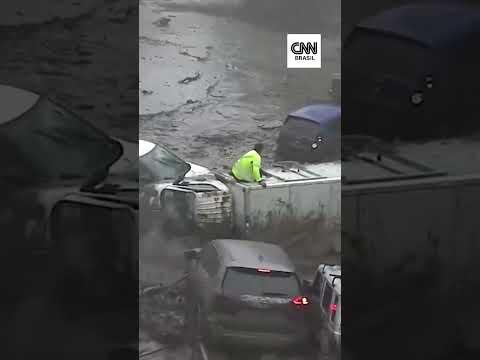 Homem se agarra a caminhão durante enchente no Chile