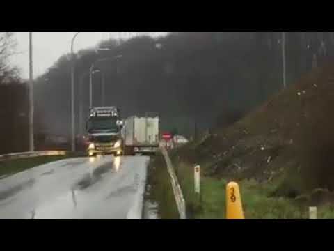 Guardate questo camionista come prende l'autostrada!!!