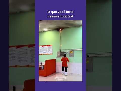 Tava pegando fogo e o cara foi colocar a mão!!! 😮😱 - O que você faria? #fogo #incendio #loucura