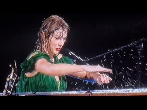Taylor Swift SPLASHING the RAIN to crowd | Eras Tour Vlogs
