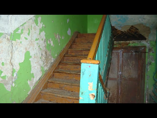 Облезлые стены, незакрывающиеся двери: внешний вид домов микрорайона Майск оставляет желать лучшего.