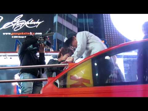 111022 [fancam] SHINee on site seeing bus