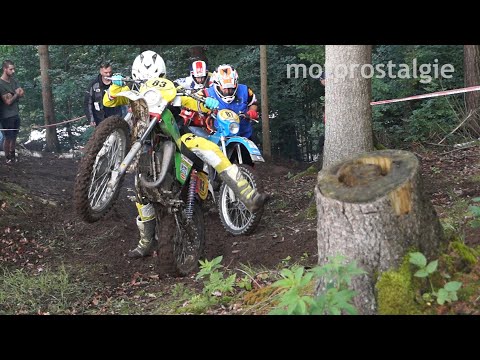 Getümmel an der Steilauffahrt bei Waldkirchen (unterer Teil) Classic-Enduro-Zschopau 2023