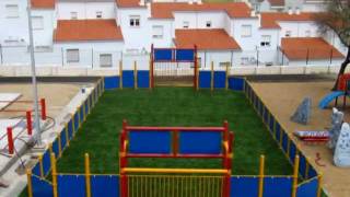 preview picture of video 'PISTA MULTIDEPORTE, CESPED ARTIFICIAL EN ALBURQUERQUE (BADAJOZ) www.arcoiristt.es PLAYGROUND'