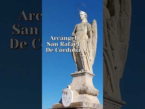 Arcángel San Rafael de Córdoba, en el Puente Romano. Al fondo La Mezquita y La Puerta del Puente.