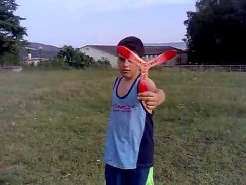 Marco Riccardi col suo boomerang personalizzato...,