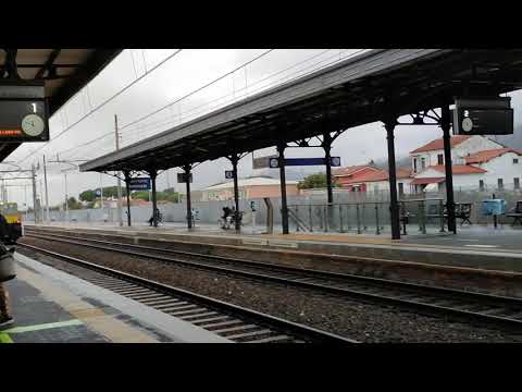 Marcia parallela tra un intercity e un carrello lavori