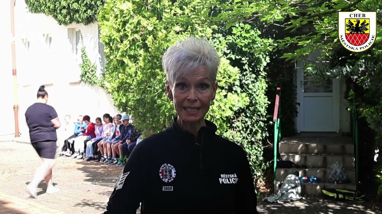 Chebští strážníci včetně služebního psa bavili děti