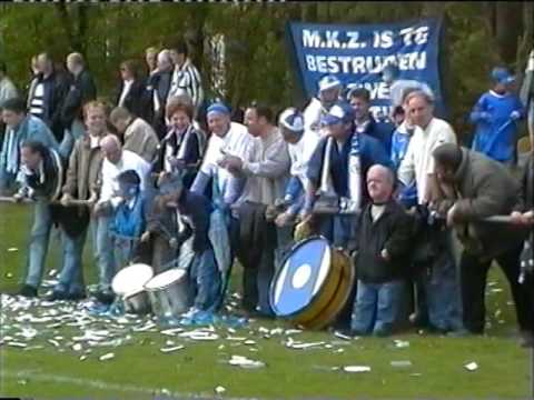 Kampioenschap voetbalclub RKSV De Zweef Klasse 2J zondag in 2001