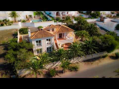 El lujo de vivir en Almerimar: chalet a la venta