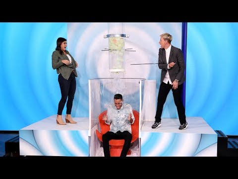 観客のメンバーは、水風船ゲームに浸して取得します。 (Audience Member Gets Soaked in Water Balloon Game)