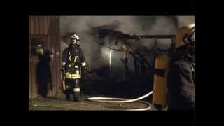 preview picture of video '15.12.2013: Feuerwehren verhindern Übergreifen eines Feuers auf Wohnhaus'