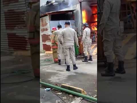 fuerte incendio consume la reconocida fabrica la palillera en choloma cortes