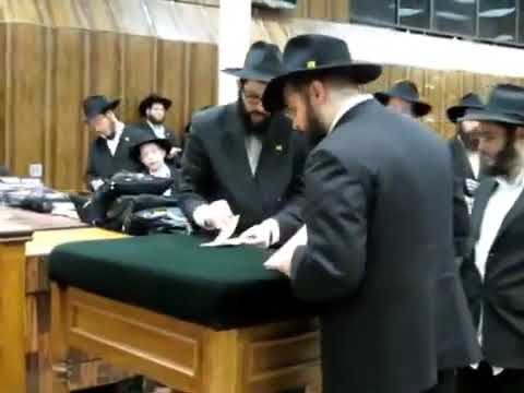 חלוקת דולרים להוספה בצדקה • ל' שבט תשע"ג