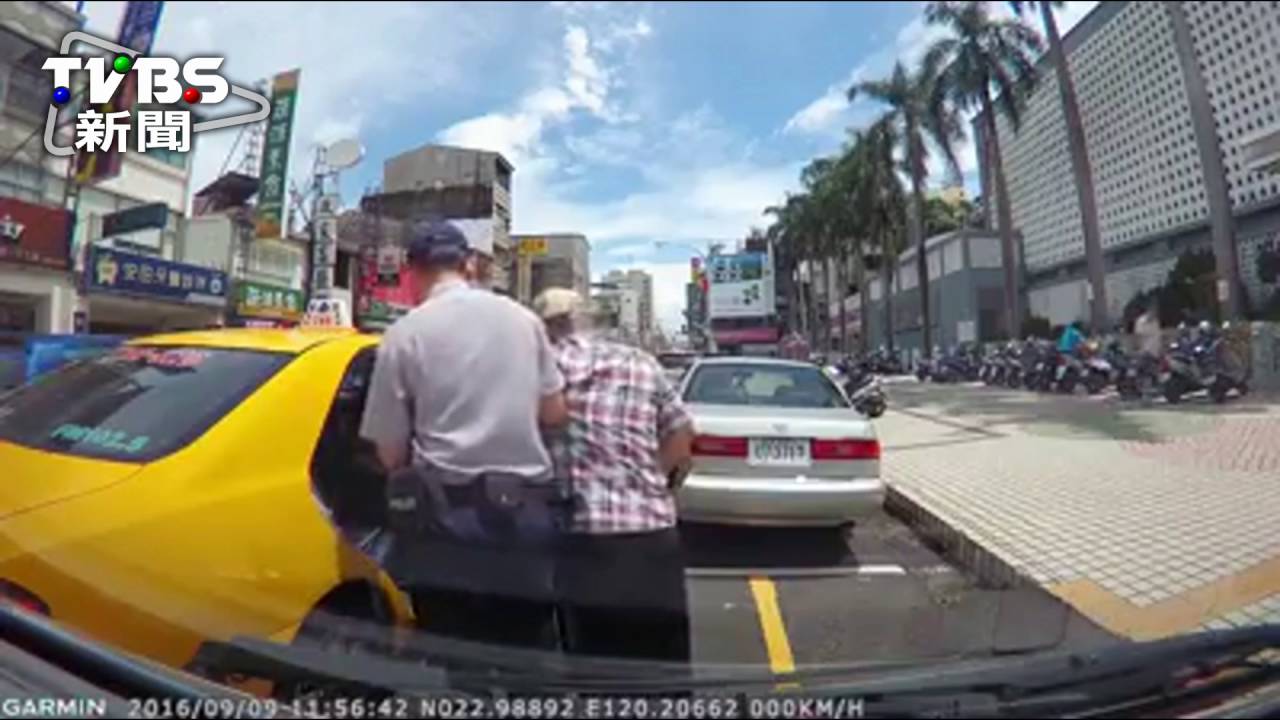 暖到放晴！彎腰輕移老翁腳助上車　善警感動天
