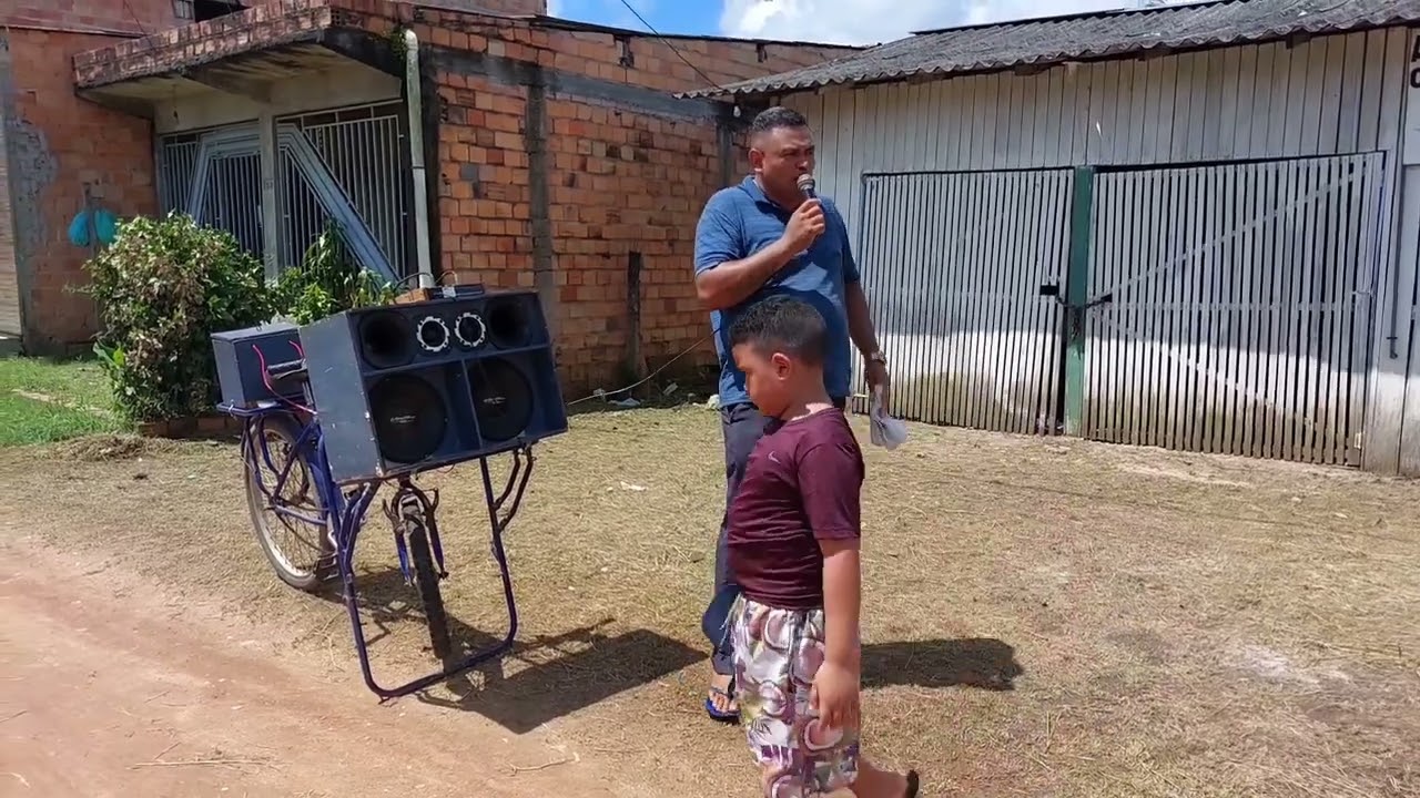 proclamando o evangelho da salvação no meio da rua impactante 📖🎤🔥